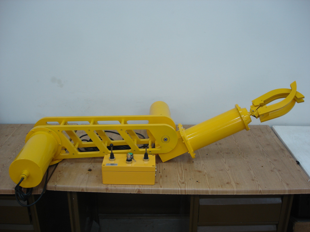Underwater Mechanical Arm for Installation on Hydrodynamic Laboratory Traction Wheel