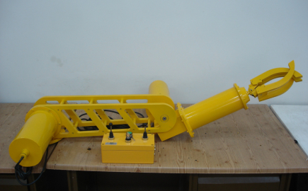 Underwater Mechanical Arm for Installation on Hydrodynamic Laboratory Traction Wheel